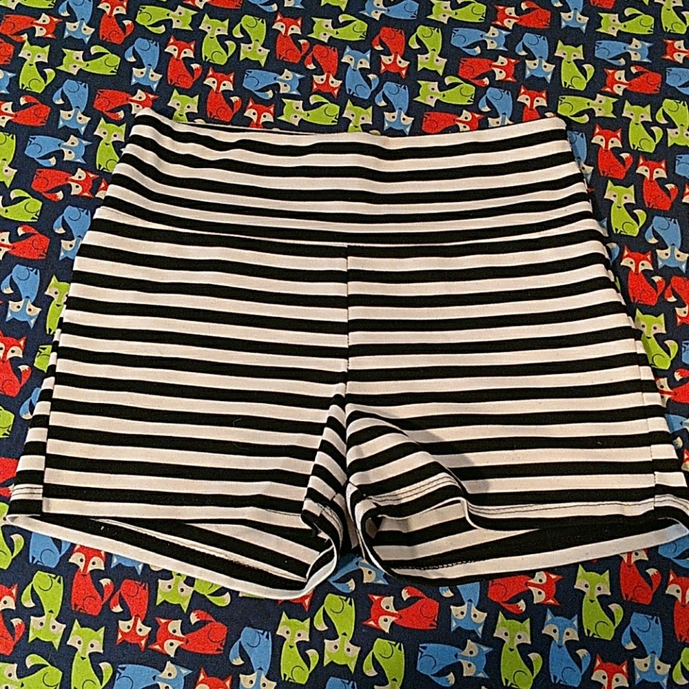 GDNY sz m knit striped high waisted shorts